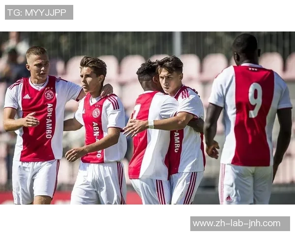 足球擦肩而过的瞬间与人生的交错旅程